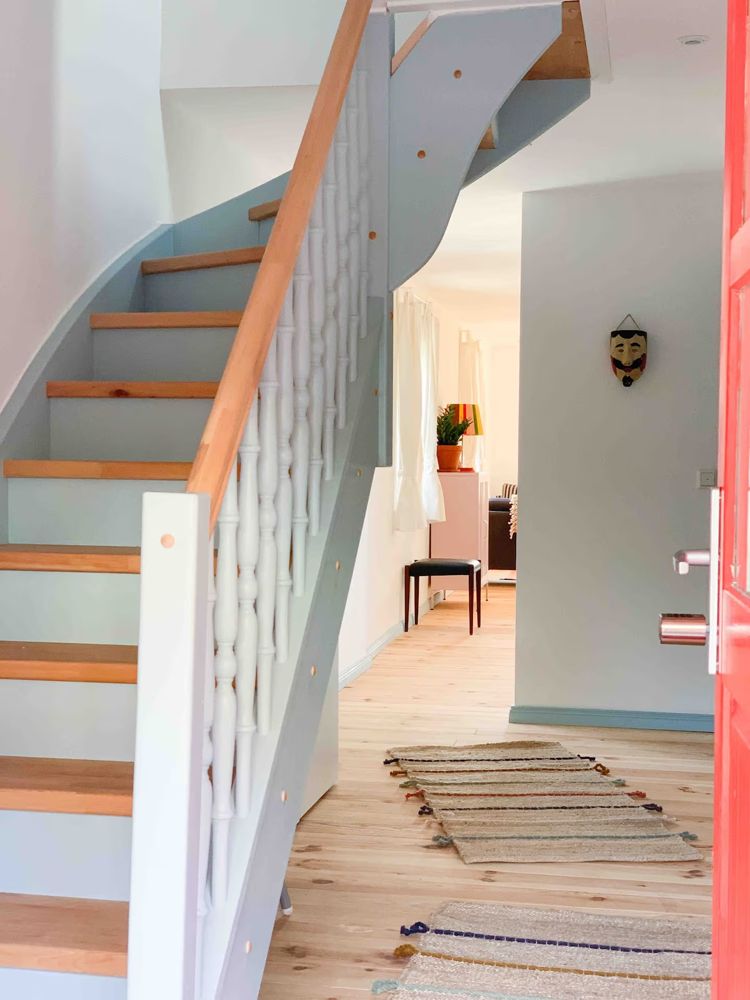 Treppe mit hellblauem Geländer